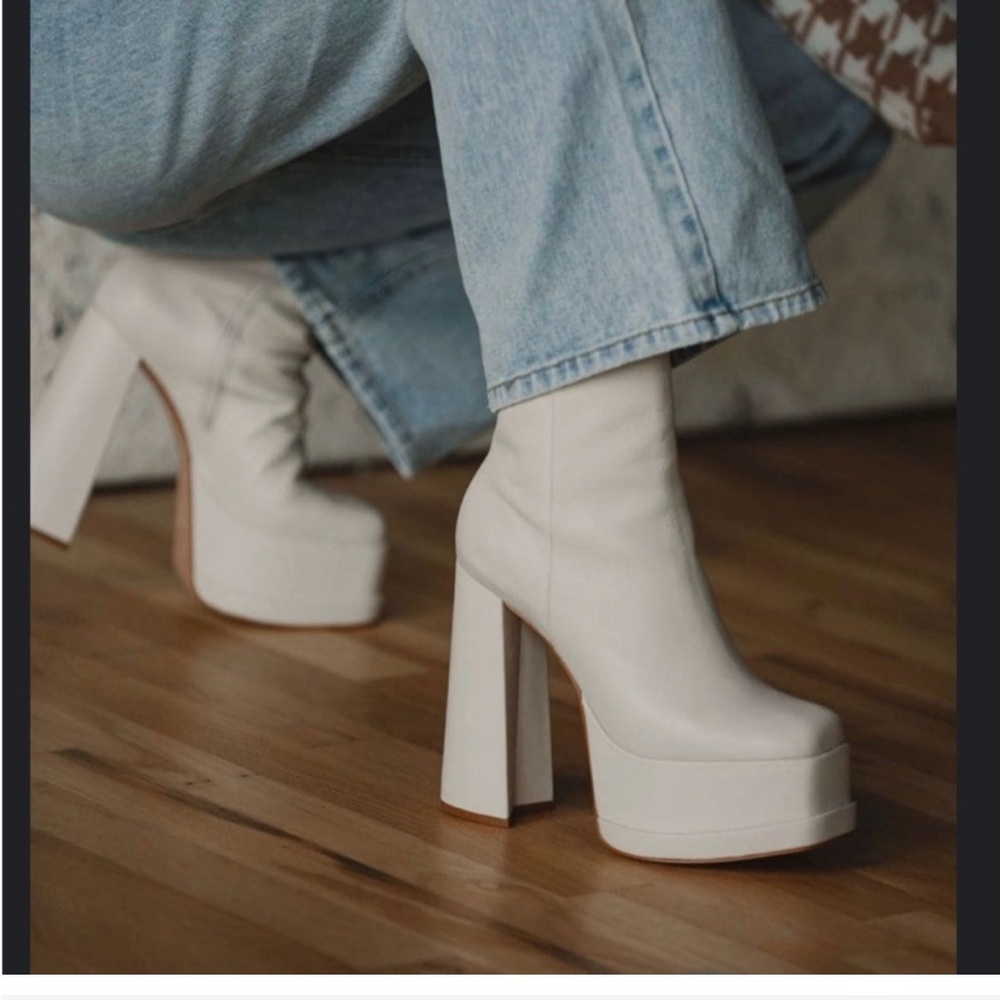 Schutz pearl casual boot size 8